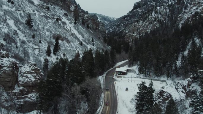 戏剧性的冬季航拍雪景美国福克峡谷公路附近的山坡