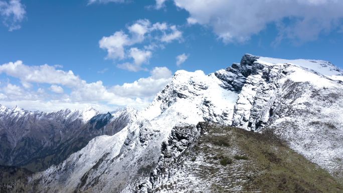 航拍雪山 雪宝顶的云海