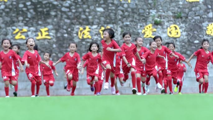 一群儿童奔跑 开心快乐儿童