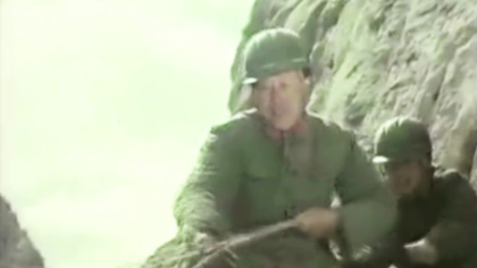 三线建设 解放军工程兵在悬崖上钻孔作业