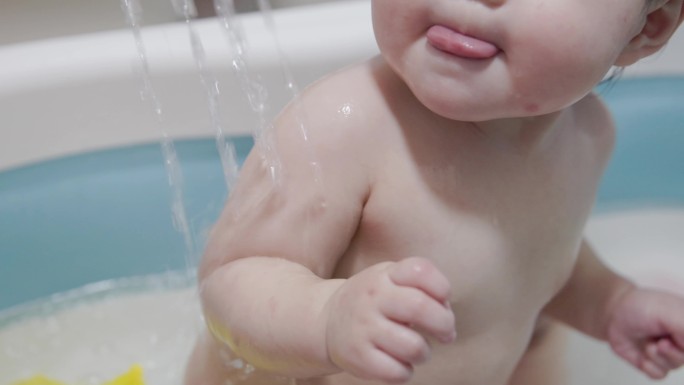 【4K原创】婴儿洗澡冲水