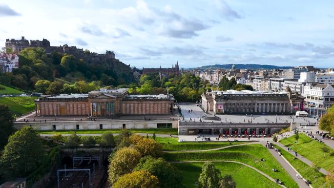 苏格兰国家美术馆和苏格兰皇家学院鸟瞰图，爱丁堡鸟瞰图，爱丁堡市中心美术馆鸟瞰图，爱丁堡老城区鸟瞰图