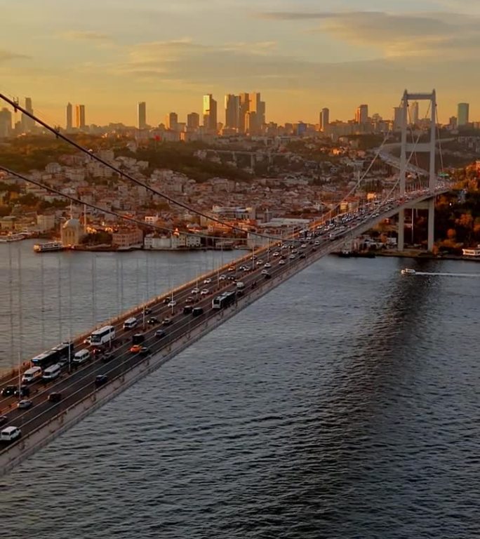 伊斯坦布尔标志性的博斯普鲁斯大桥和迷人的博斯普鲁斯海峡，#TemmuzŞehitlerKöprüsü