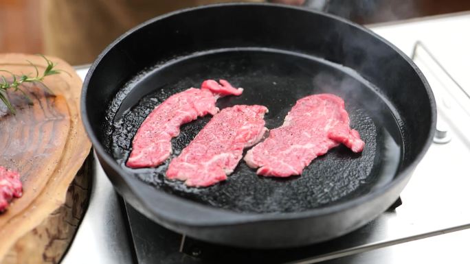 黑色铁锅煎牛肉 和牛肉