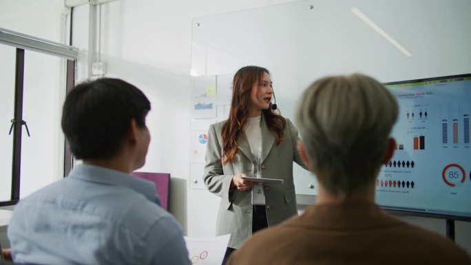 女商人在会议室给同事们做财务报告