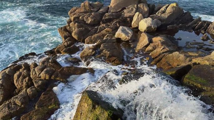 潮汐力:海洋冲击岩石海岸