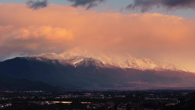 云南玉龙雪山日照金山