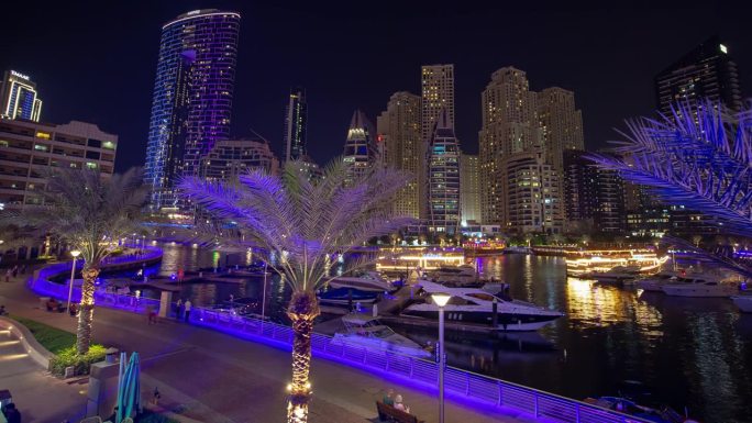 夜间照明迪拜码头步行湾游艇码头屋顶全景4k延时阿联酋