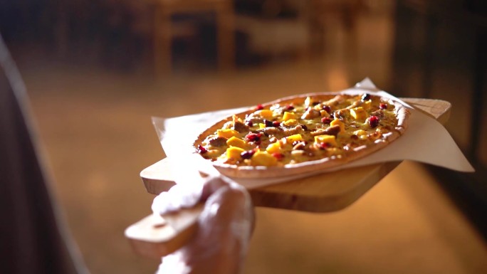 烤披萨 披萨出锅 切披萨  端披萨上桌