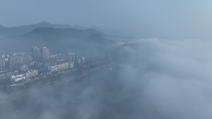 航拍清晨雾气缭绕的富春江