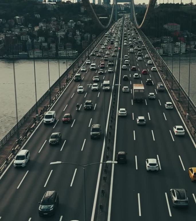 第二博斯普鲁斯大桥上的空中交通:在金融区为背景的标志性法提赫苏丹穆罕默德大桥上拥抱黎明，#伊斯坦布尔