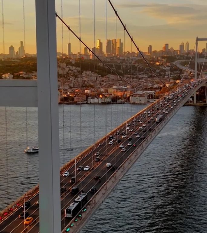 黄金时刻的第二博斯普鲁斯大桥和金融区:由标志性的法提赫苏丹穆罕默德大桥拥抱黄昏，#伊斯坦布尔vibe