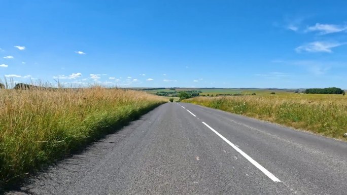 驾车在柏油路上穿越美丽的英国乡村