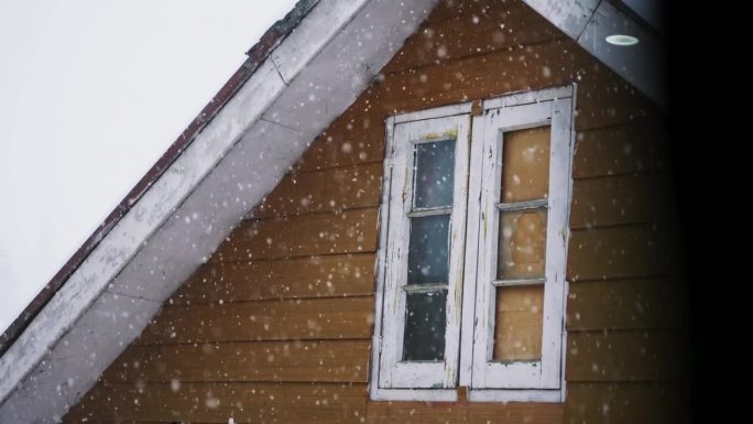 印度，克什米尔，古尔玛格，阁楼上的房子窗外下雪了——特写