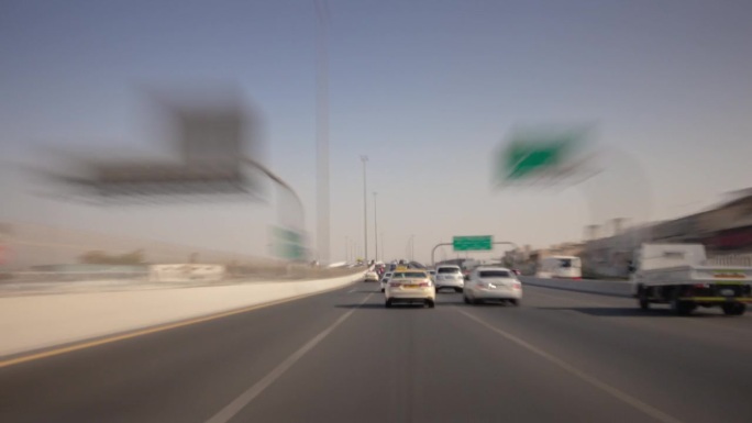 阳光明媚的一天迪拜城市交通街道公路旅行前全景4k延时阿联酋