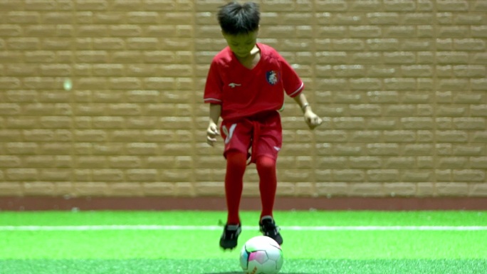 儿童踢练习足球