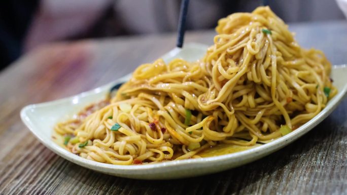 顾客享用早餐馄饨拌面早餐店美食用餐环境视