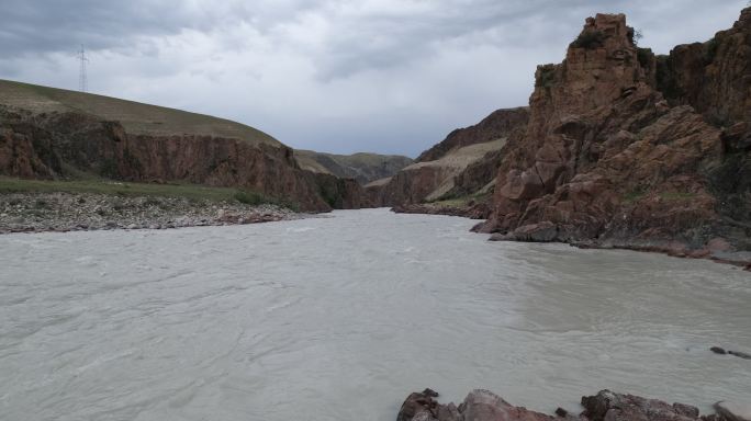 新疆伊犁的阔克苏大峡谷和河流风光