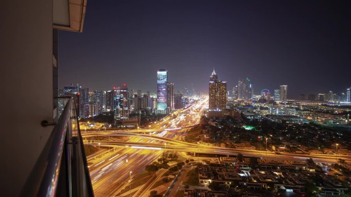 日落之夜照明迪拜城市码头区交通道路交汇处屋顶阳台全景4k延时阿联酋