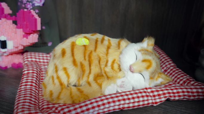 睡觉的猫咪装饰摆件