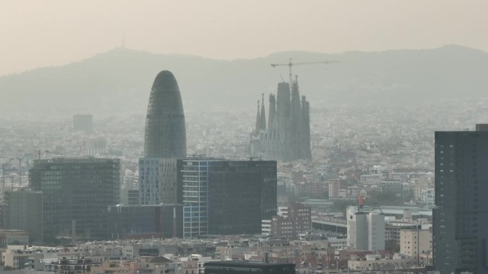 白天烟雾巴塞罗那市最著名的建筑航拍全景4k西班牙