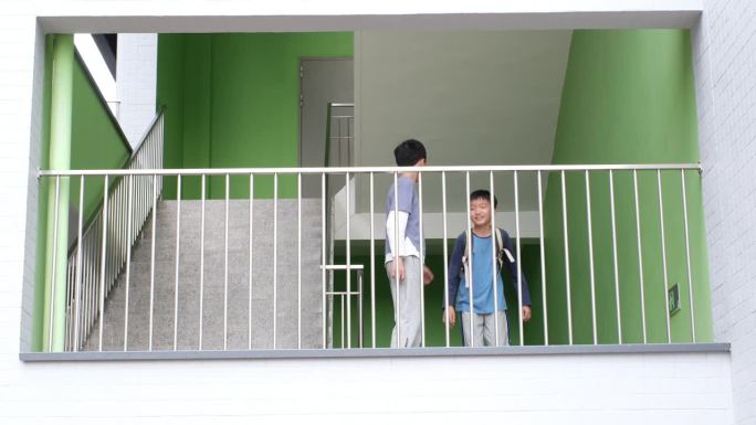 两个男孩在爬楼梯。