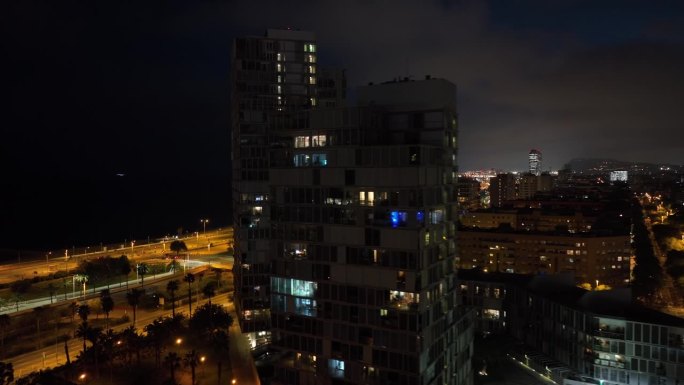 夜间照明巴塞罗那市海滩湾公寓大楼交通街道道路航拍全景4k西班牙