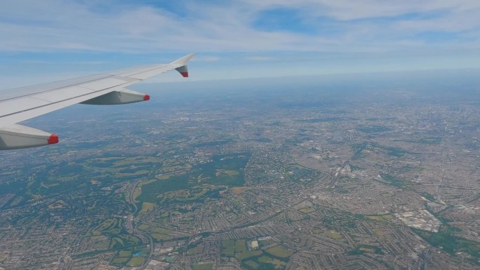 视频:在英国首都伦敦上空飞行时，从靠窗座位看到的景象