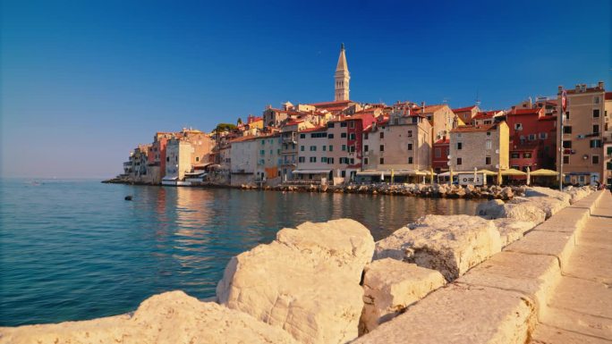 在晴朗的日子里，罗维尼海边的海港和历史建筑映衬着蓝天。Istra,克罗地亚。