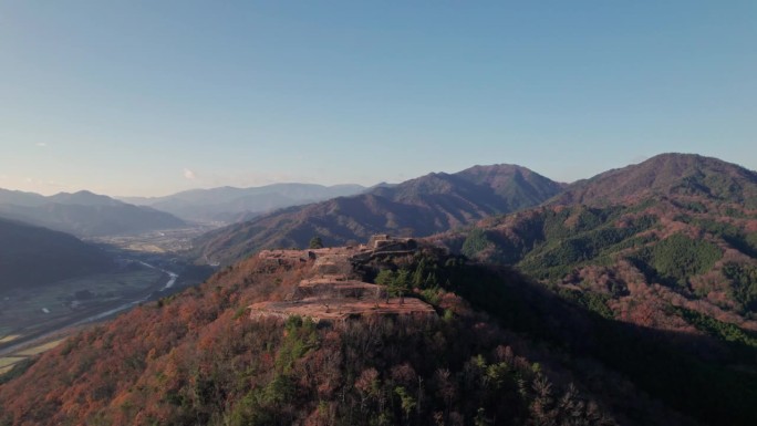 日本山脉景观空中无人机在清晰的日出天际线上，兵库县，武田城堡遗址