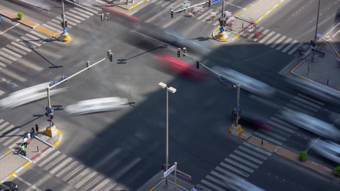 晴朗的一天阿布扎比市中心交通街道十字路口屋顶全景4k延时阿联酋