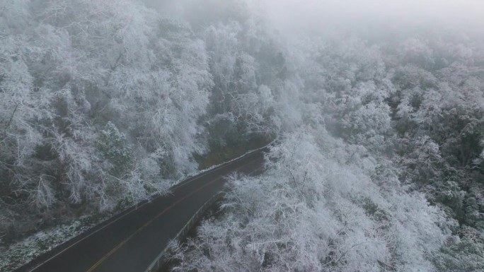 冬季山路鸟瞰图山路云雾飘渺冬季