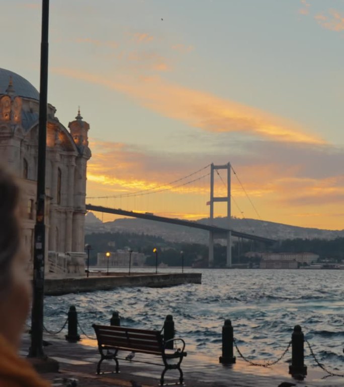 一名女子在Ortakoy清真寺欢快地冲向驶近的船只#伊斯坦布尔海港追逐#海上冒险#奔向梦想