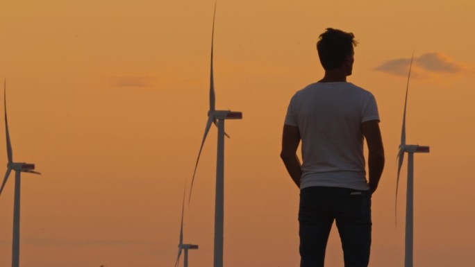 投资未来:土地所有者对风力涡轮机的骄傲注视