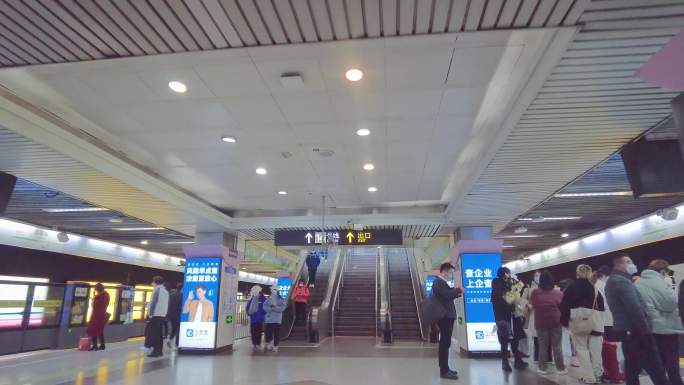 上海城市地铁乘客乘车人流视频素材4