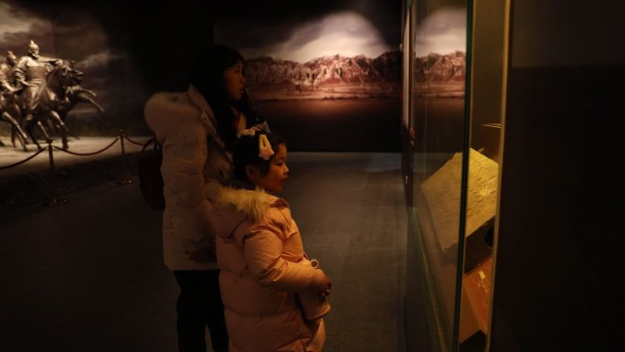 游客观看博物馆里展出的文物