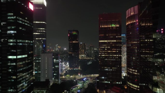 夜间照明雅加达市中心现代办公室外部正面航拍全景4k印度尼西亚