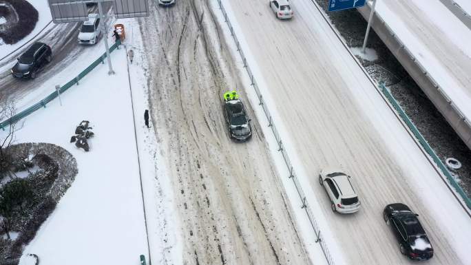 航拍交警下雪天气帮助群众汽车脱困的场景