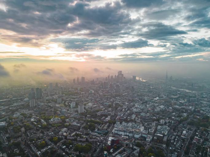 英国伦敦高空云海清晨朝霞航拍延时