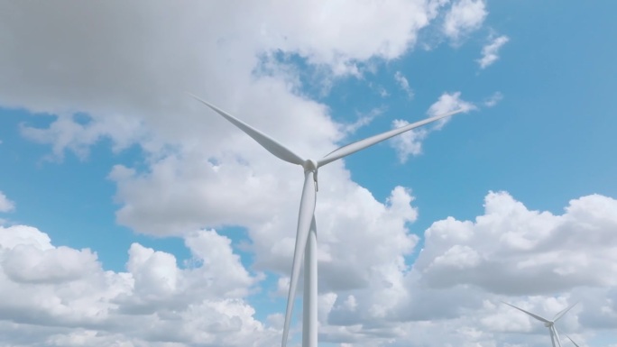 风力发电机和美丽的蓝天为背景。可持续资源背景