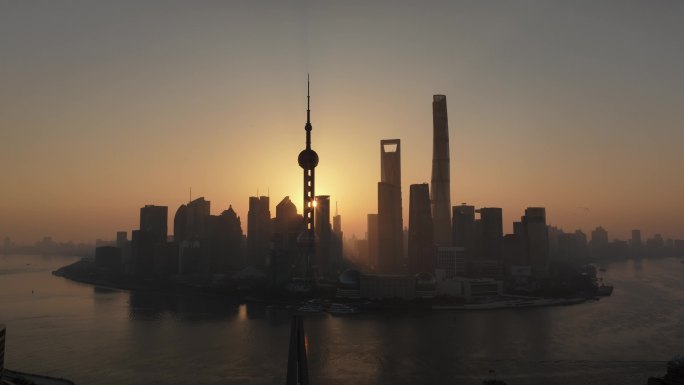 日出时分，上海天际线和外白渡桥尽收眼底