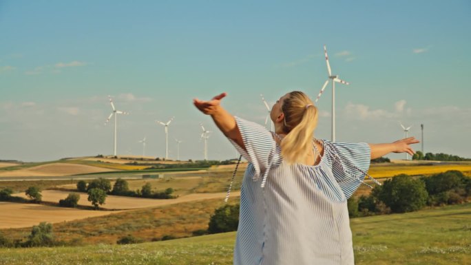 《与风共舞:女人在风力涡轮机中精神抖擞地旋转