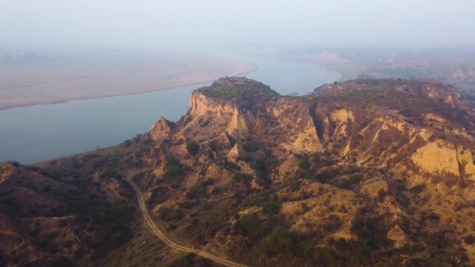 空中无人机拍摄的沙和粘土山的昌巴尔河谷与半干旱的沼泽景观，在印度中央邦拉贾斯坦邦莫雷纳多尔普尔的比哈