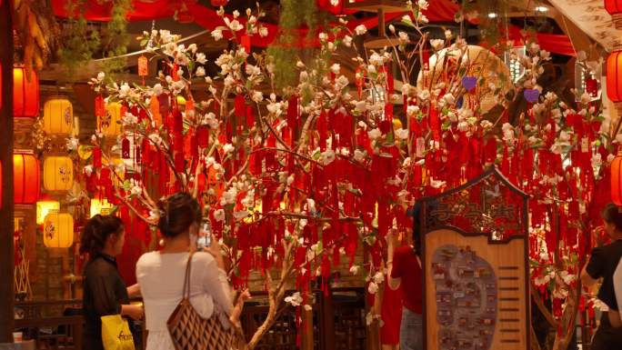 红灯笼人流春节祈福街道