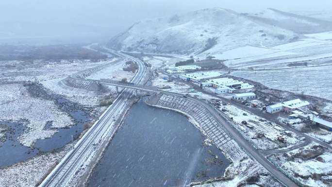 风雪中的湿地山村合集素材