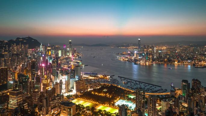 香港城市天际线的黄昏至夜晚超缩图