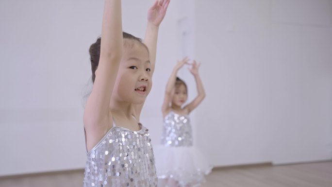 4K幼儿园老师教小朋友跳舞