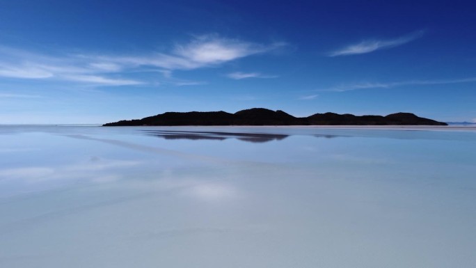 稀疏宽敞的自然背景:盐湖反射的蓝天
