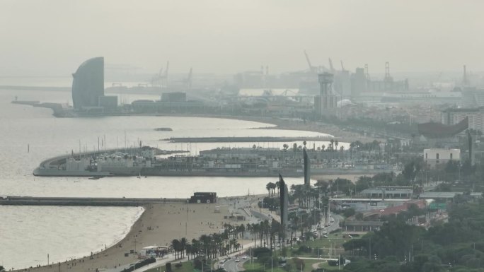 多云天巴塞罗那市海滩湾著名的酒店工业码头航拍全景4k西班牙