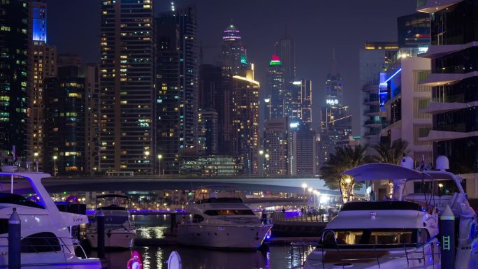 夜间照明迪拜码头游艇码头全景4k延时阿联酋